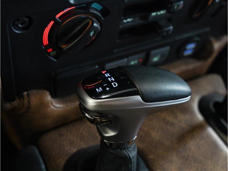 Land Rover Defender 19