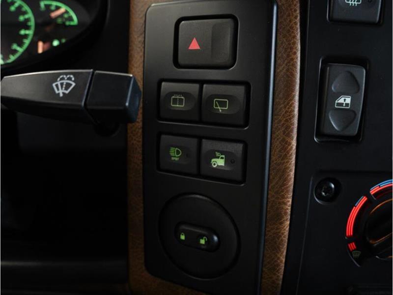 Land Rover Defender 20