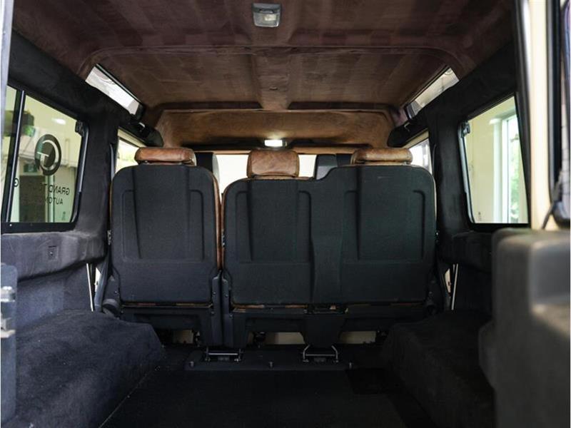 Land Rover Defender 22