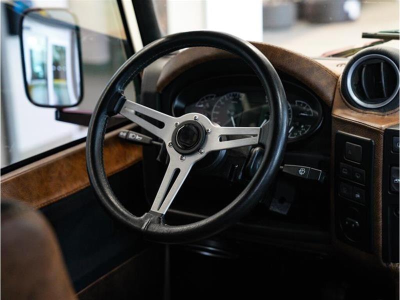 Land Rover Defender 23