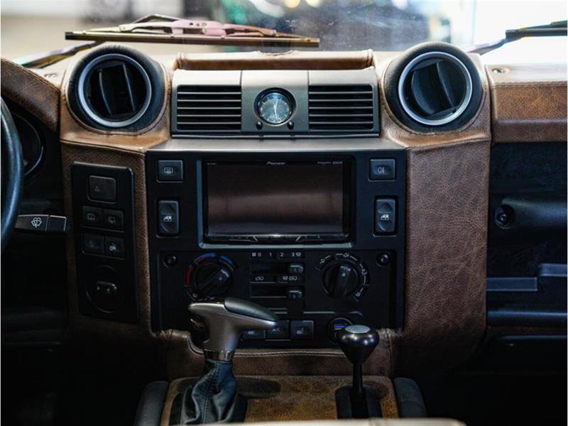 Land Rover Defender 24