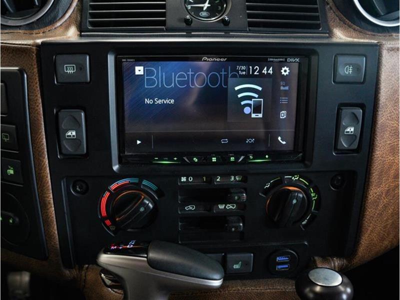 Land Rover Defender 25