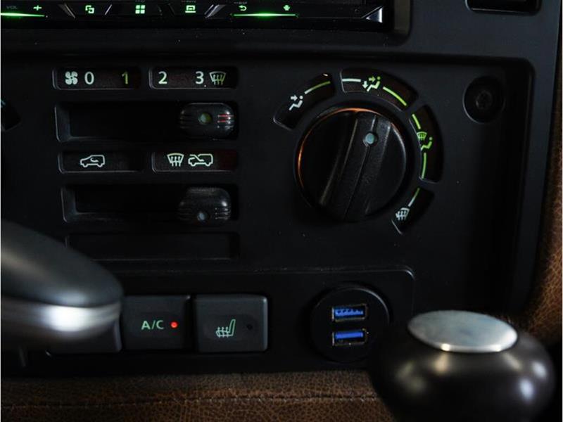 Land Rover Defender 26