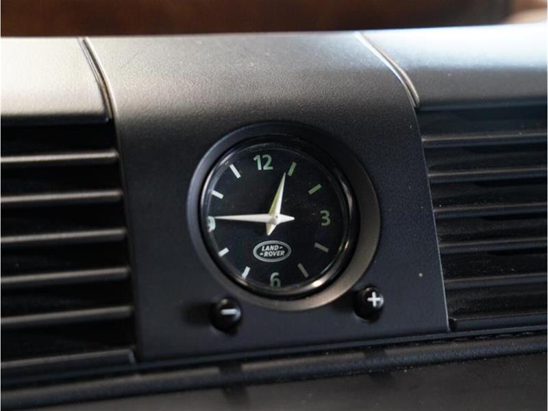 Land Rover Defender 27