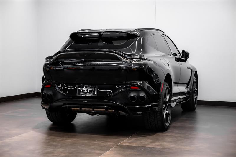 Aston Martin DBX 4