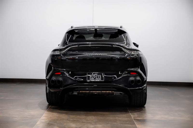 Aston Martin DBX 5
