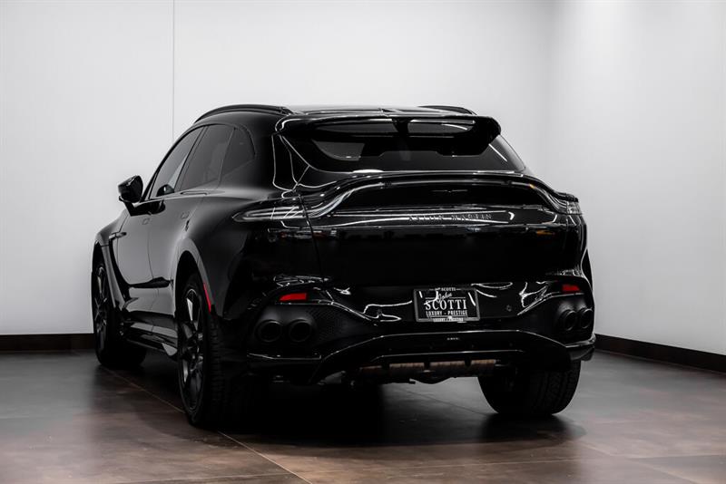 Aston Martin DBX 6