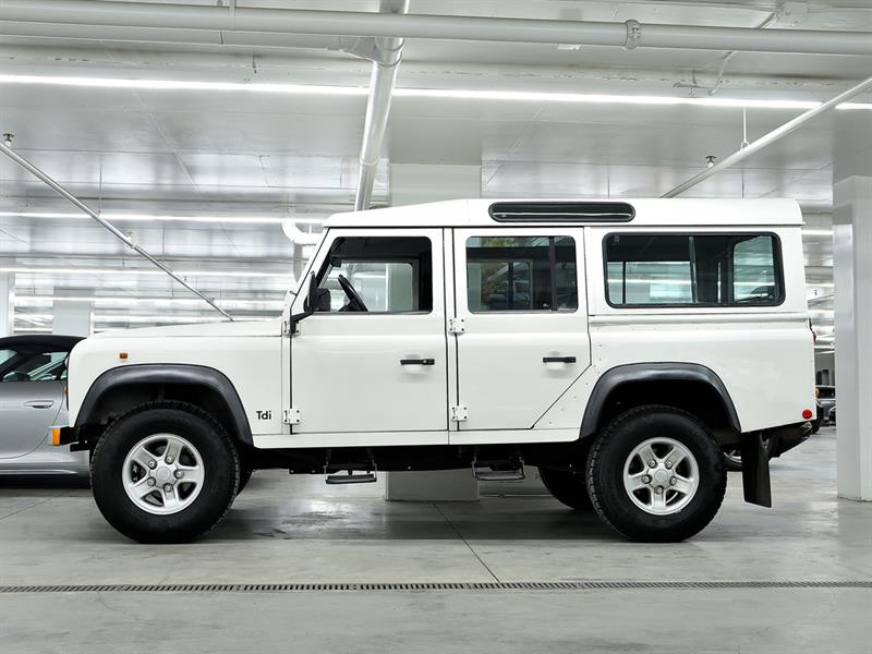 Land Rover Defender 6
