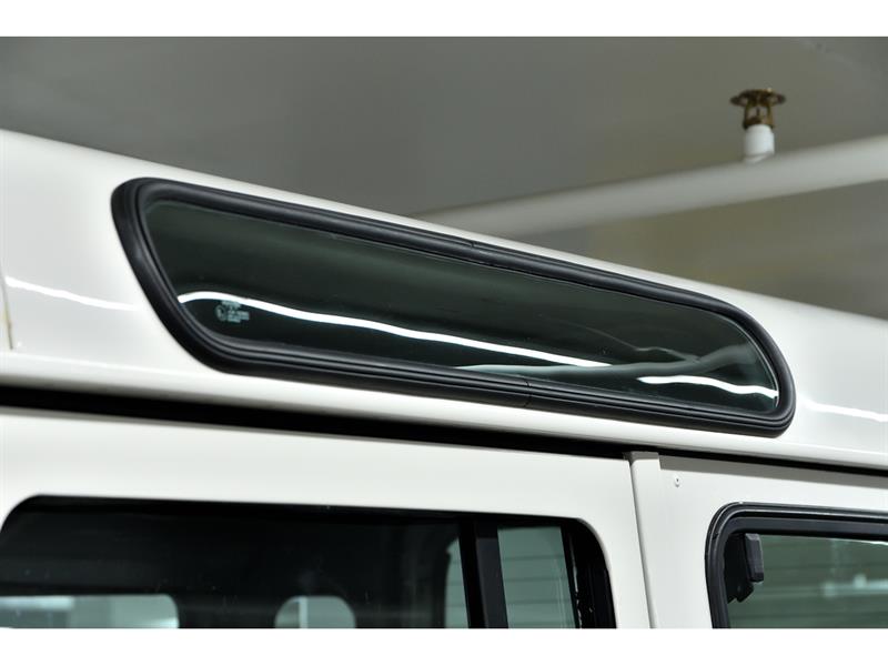 Land Rover Defender 10