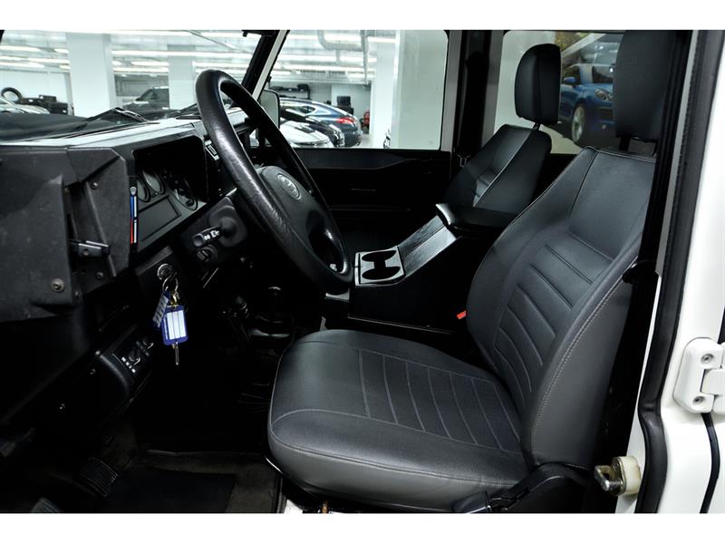 Land Rover Defender 13