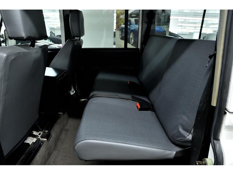 Land Rover Defender 14