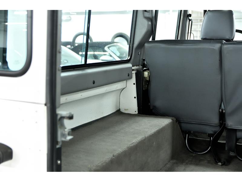 Land Rover Defender 16