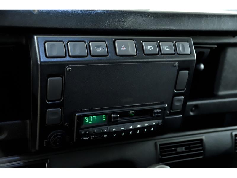 Land Rover Defender 20