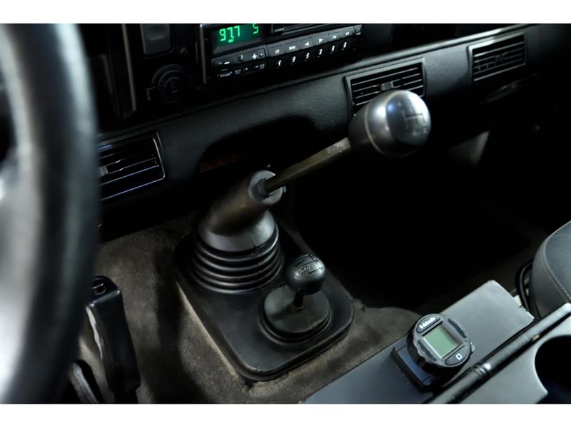 Land Rover Defender 22