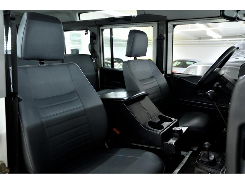 Land Rover Defender 34