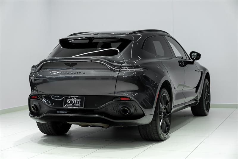 Aston Martin DBX 6
