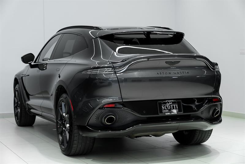 Aston Martin DBX 8