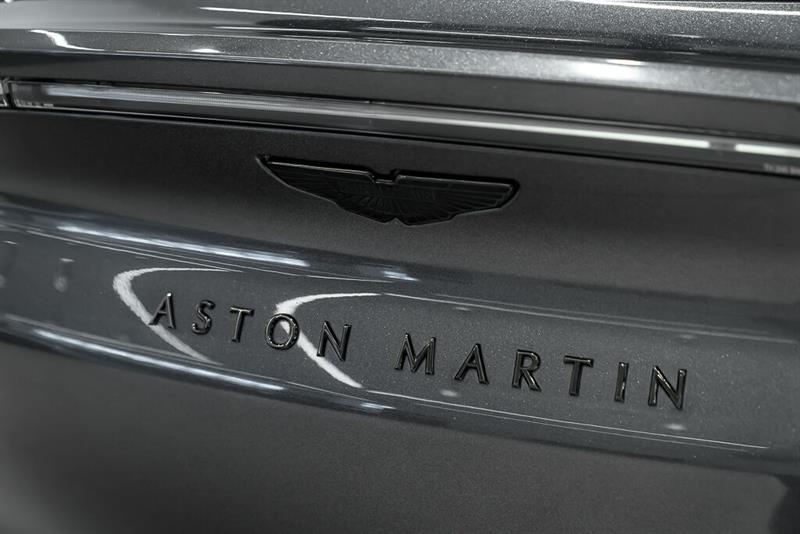 Aston Martin DBX 9