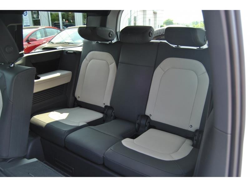 2023 Land Rover Defender - Image 11