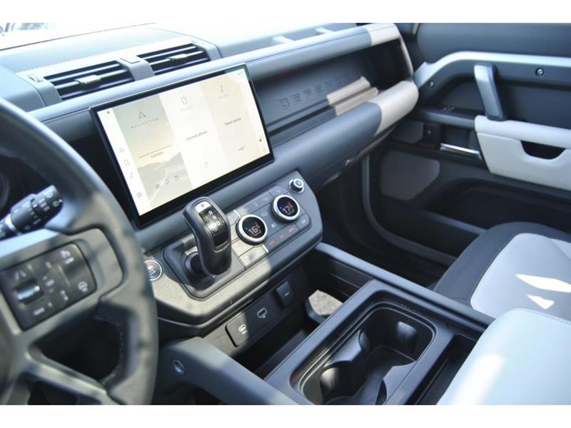 2023 Land Rover Defender - Image 18