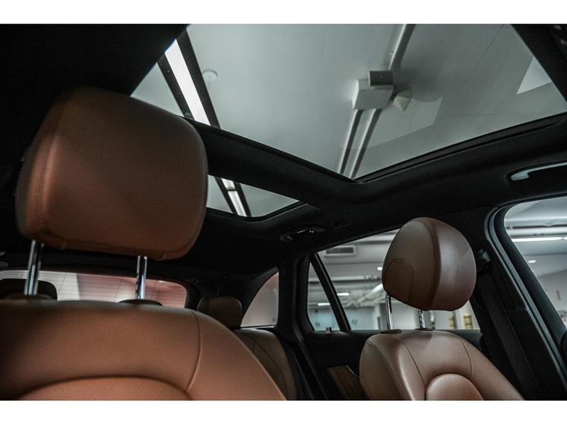 mercedes-benz GLC300 2022 - 31