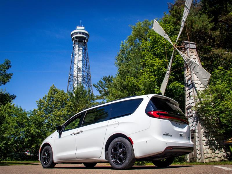 chrysler Pacifica Hybrid 2024 - 16