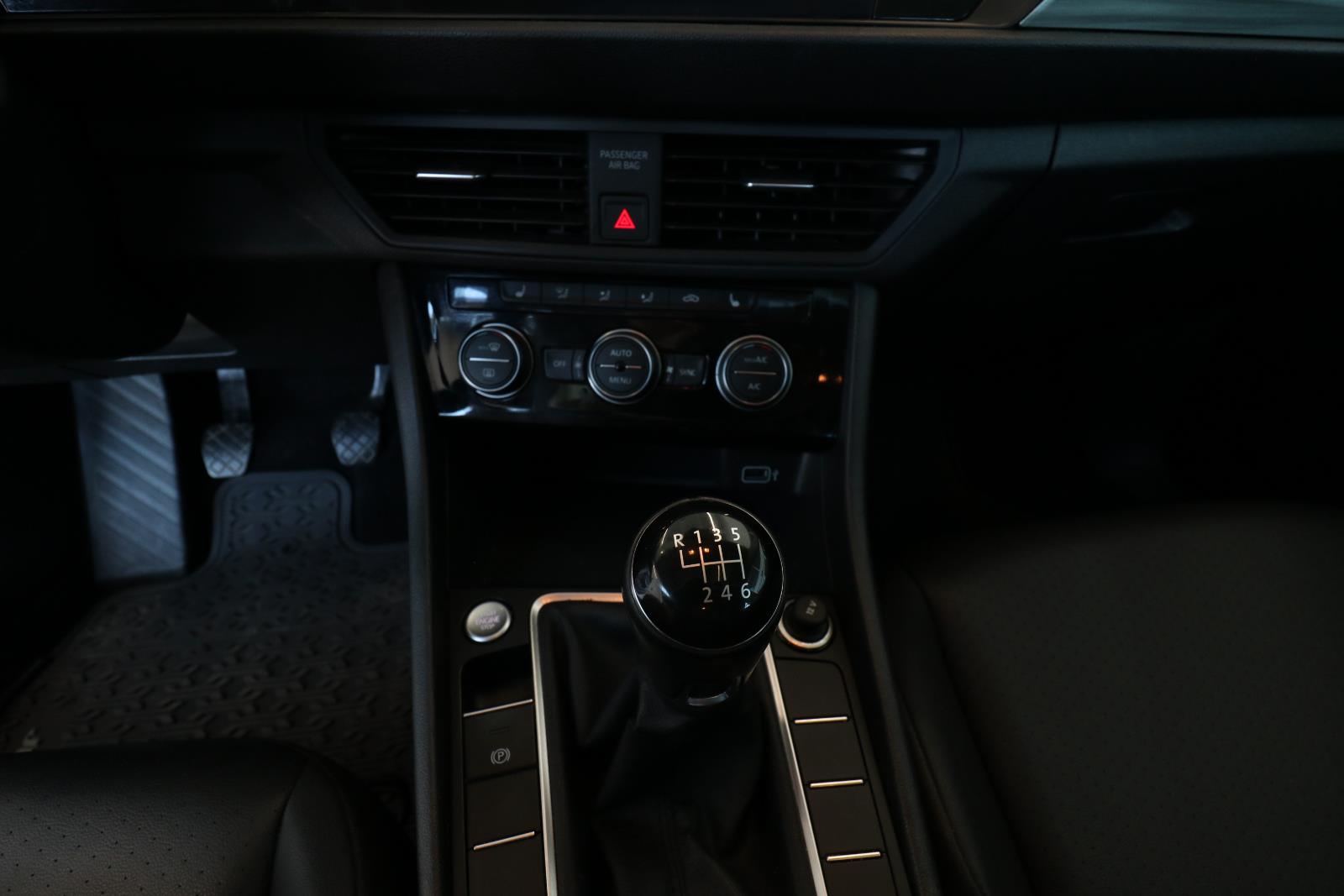volkswagen Jetta 2019 - 16