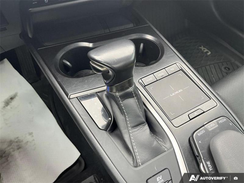 lexus UX 2020 - 18