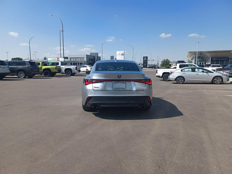 lexus IS 300 2022 - 4