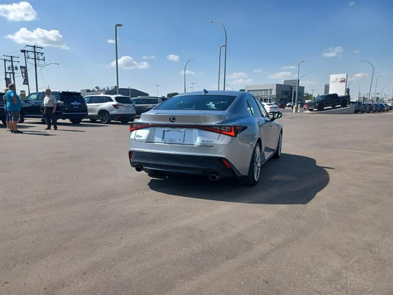 lexus IS 300 2022 - 5