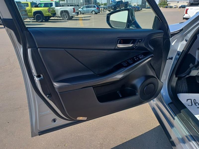 lexus IS 300 2022 - 9