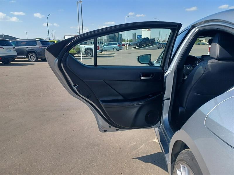 lexus IS 300 2022 - 13