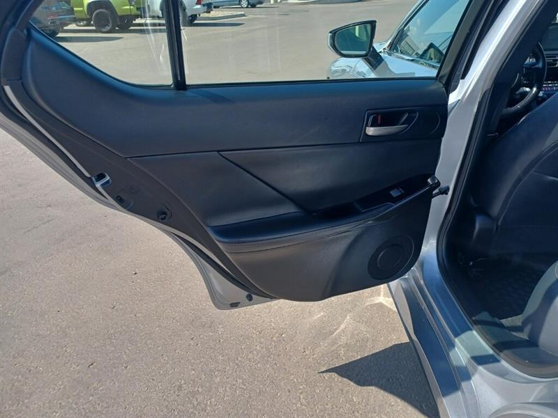 lexus IS 300 2022 - 14