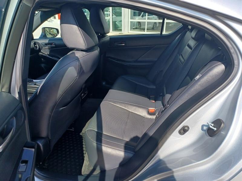 lexus IS 300 2022 - 15