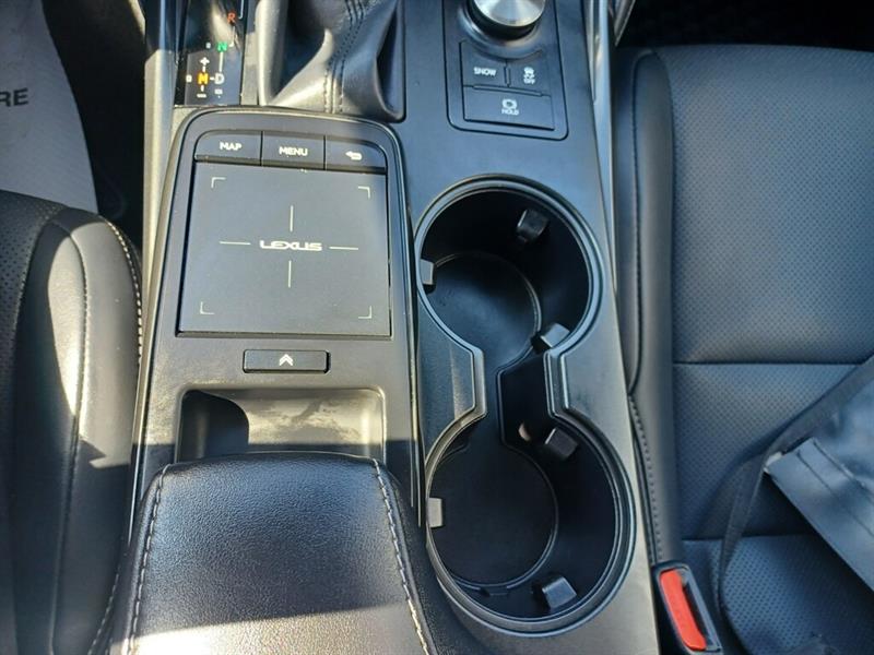 lexus IS 300 2022 - 18