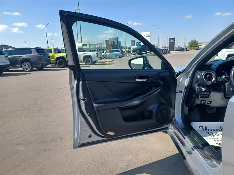 lexus IS 300 2022 - 25