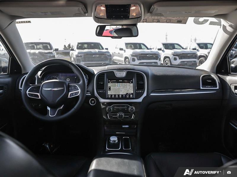 chrysler 300 2023 - 26