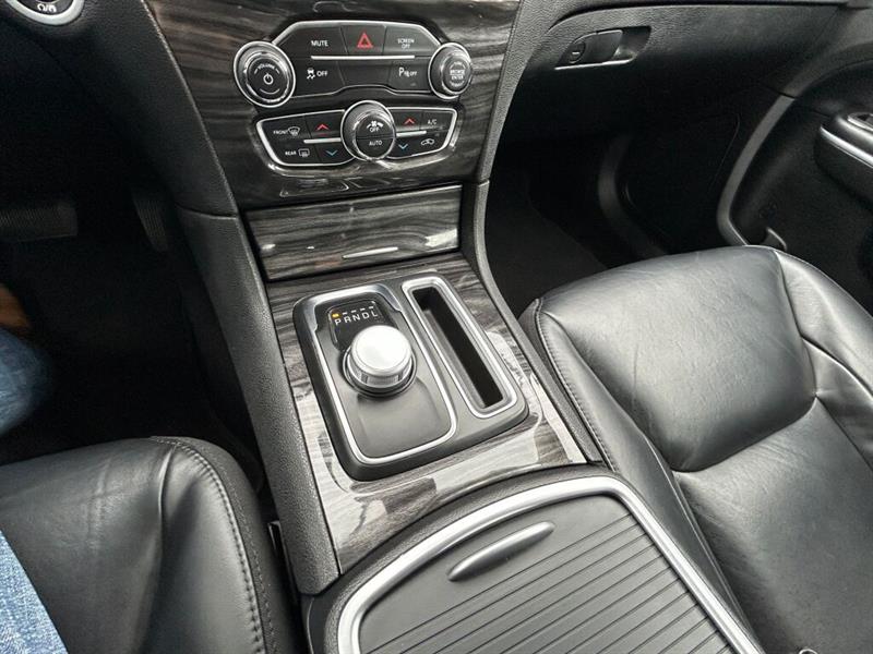 chrysler 300 2022 - 17