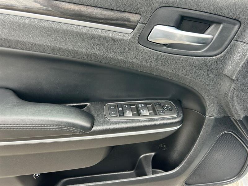 chrysler 300 2022 - 18