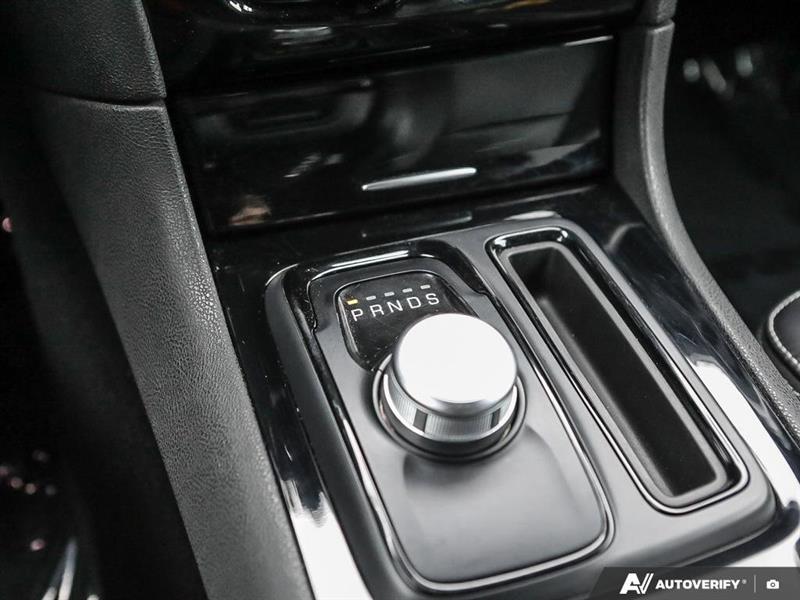 chrysler 300 2023 - 18