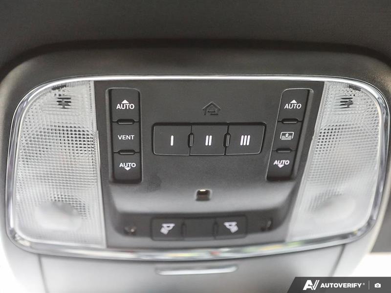 chrysler 300 2023 - 28