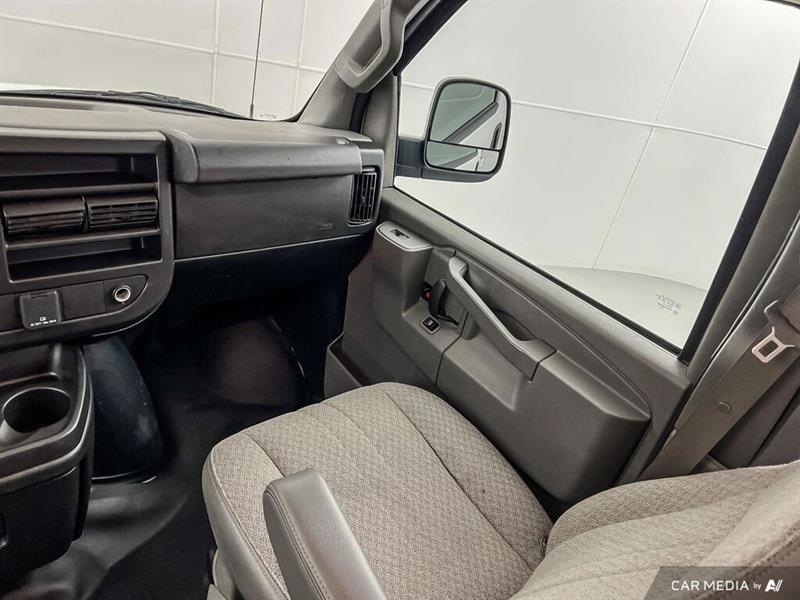 gmc Savana Cargo Van 2021 - 26