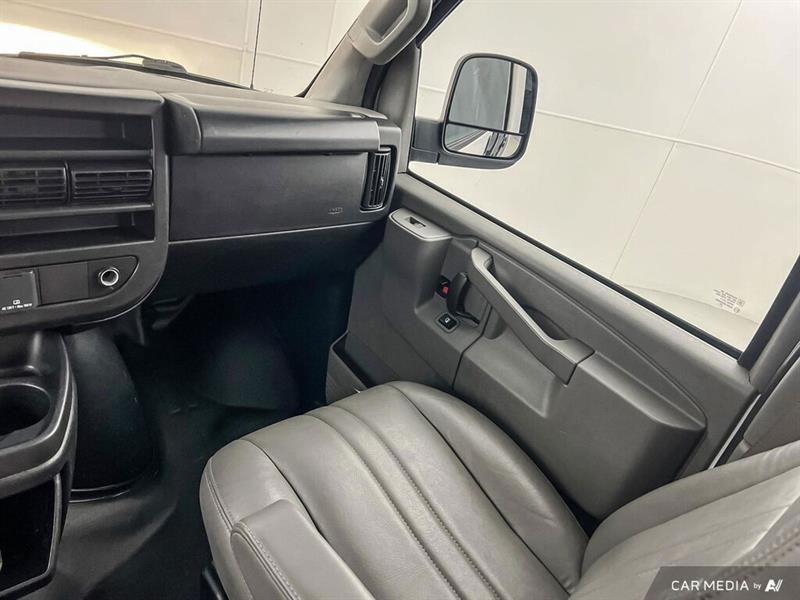 gmc Savana Cargo Van 2023 - 26