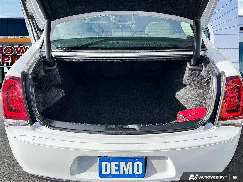 chrysler 300 2022 - 12