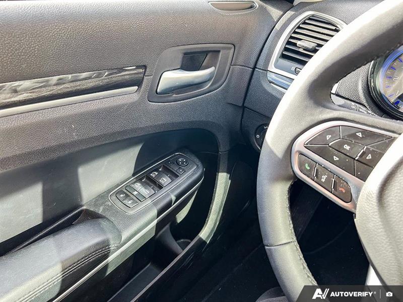 chrysler 300 2022 - 17