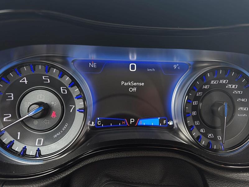 chrysler 300 2023 - 14