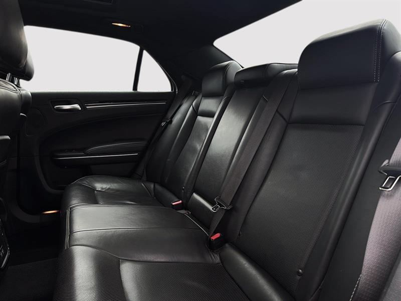 chrysler 300 2023 - 18