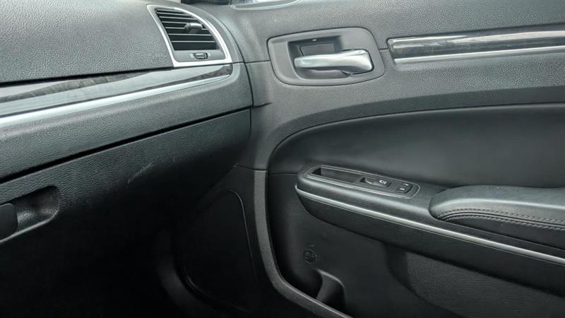 chrysler 300 2023 - 21