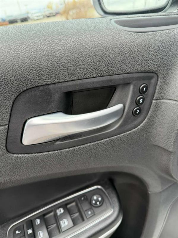 chrysler 300 2023 - 10