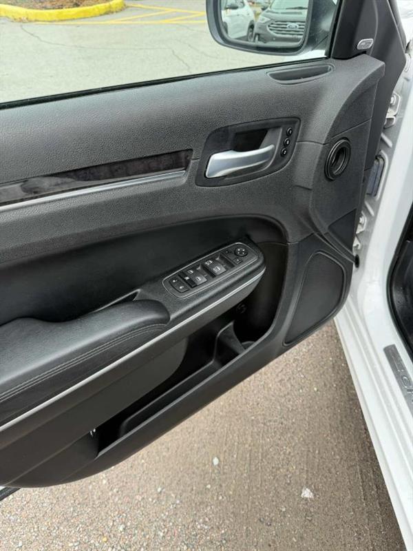 chrysler 300 2023 - 14